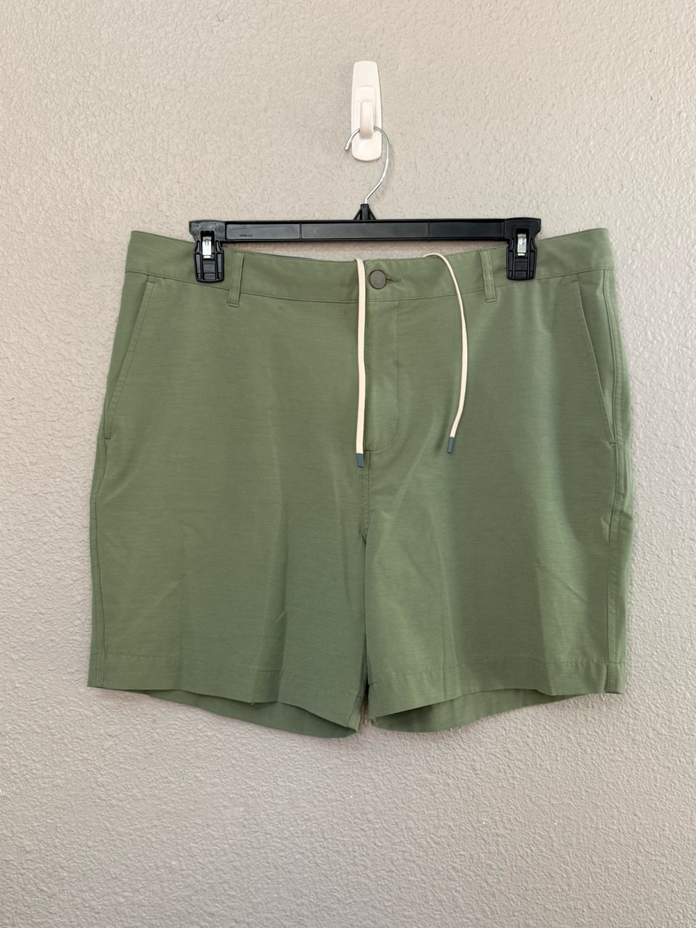 Faherty | All Day Belted Shorts | Moss Green | Waist 38” Inseam 7”
